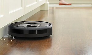 iRobot Roomba i7+ på kjøkkengulv med smuler